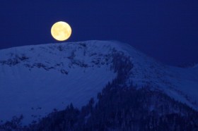 Monduntergang in den Chiemgauer Bergen