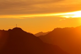 Gipfelkreuz im Morgenlicht